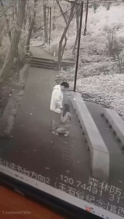 Bú cu public bị camera ghi hình lại