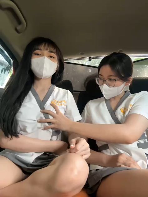 Hai Em BeautySpa Eira Show Trên Ô Tô
