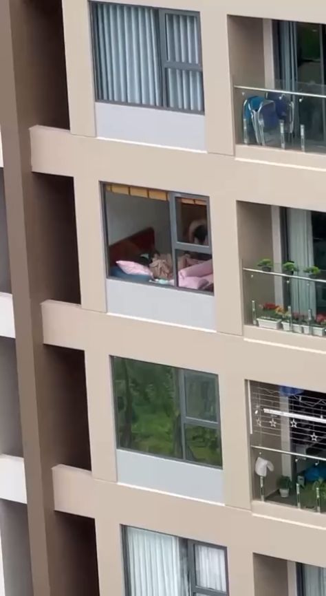 Quay lén cặp đôi làm tình ở chung cư đối diện
